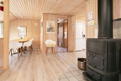 Cottage situato in posizione ideale in uno splendido ambiente naturale vicino alla spiaggia. La casa è stata continuamente rinnovata. La casa è dotata di i.a. sauna e idromassaggio. Riscaldamento a pavimento in entrambi i bagni. È stata installata un...