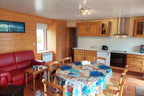 Only 400 m from the fine sandy beach, a natural beach. Your Breton stone house has a great roof terrace with sea views and is quietly located outside the center of Cleder on the coast. A cozy holiday facility with lots of wood paneling and plenty of ...