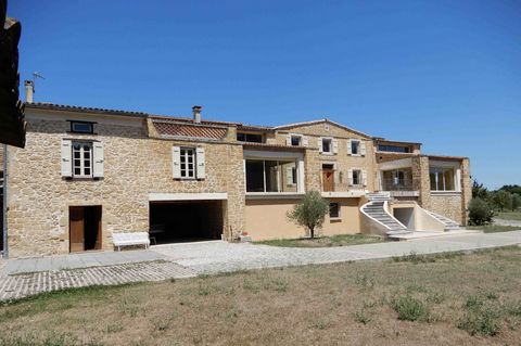 Only 20 minutes from MIREPOIX, this beautiful stone property, spacious and bright, is located at the bottom of a quiet hamlet opposite its beautiful forest of around 6 ha. It offers 2 units: the large mansion with, in one piece, the magnificent recep...