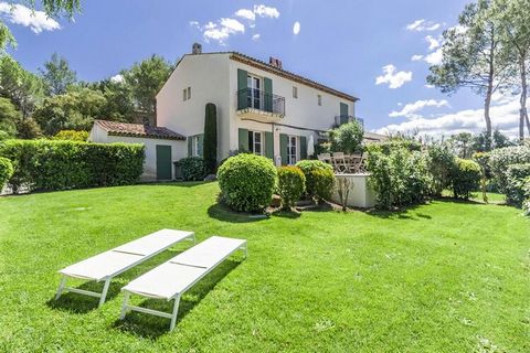 Exclusive holiday resort on the 18-hole golf course of La Motte, nestled in the hilly landscape of the Var and yet only 20 km from the first beaches. Surrounded by umbrella pine forests, you will spend your stay in harmony with the surroundings. The ...