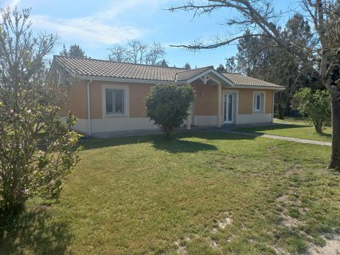 On the edge of the Landes de Gascogne forest, 25 minutes from the Gironde beaches, come and discover this nugget. This single storey house of approximately 103 m2 consists of a living room of 56 m2, 3 bedrooms, 1 bathroom and 1 storeroom. Outside 1 t...