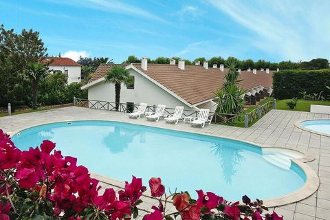 El pequeño pueblo de vacaciones para familias con piscina comunitaria y una piscina para niños separados se encuentra en la costa sur de la isla de São Miguel, al este de Ponta Delgada. Los modernos alojamientos amueblados están rodeados de jardines ...