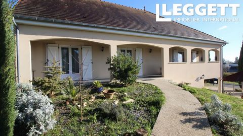 A26183MED36 - Modern spacious 5 bedroom house in exceptional condition within a small group of individually designed houses and occupying a double plot in the heart of Pellevoisin. The clever design includes all you need to live comfortably on one le...