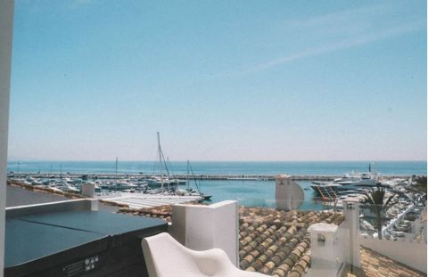Located in Puerto Banús. Bright apartment in Puerto Banus, refurbished with great views over the marina. It has a terrace with a jacuzzi for sunbathing overlooking the yachts. Modern decoration with designer furniture, the apartment is very cozy and ...