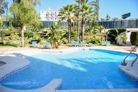Located in Puerto Banús. Excellent Location, next to the beach This fantastic complex is just a few minutes away from everything. You can walk to the beach, Puerto Banus marina, shops and restaurants. The complex offers 24 hour security, community po...