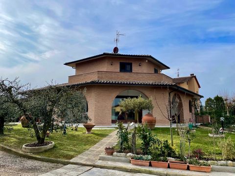 Villa for sale in Castiglione del Lago, one of the most fascinating villages on Lake Trasimeno on the border between Umbria and Tuscany. The villa we are offering for sale has a particular design with large sliding windows and terraces overlooking bo...