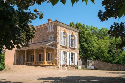 EXCLUSIVITY - BEAUJOLAIS. This beautiful old stone property dating from 1833, is a former winegrowing estate of 535 sqm on 3 levels which is currently used as a guest house. On the first floor you will find a private area with two bedrooms and a show...