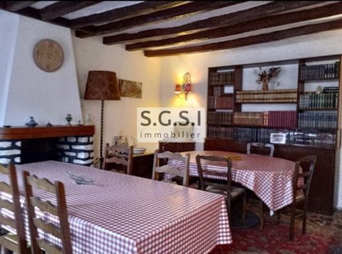 Charming village house of 57 m2 with large garage and adjoining land of more than 300 m2. This house requires some work (frames, insulation) but offers the charm of the old. It comprises on a single floor, a living room with cased fireplace, a kitche...