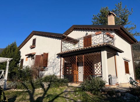 W Ferentillo, w rejonie Nicciano, oferujemy do sprzedaży dom wolnostojący na dwóch poziomach, niedawno odnowiony i w doskonałym stanie zachowania, o powierzchni około jednego hektara. Nieruchomość jest obecnie wolna zgodnie z aktem notarialnym i możn...