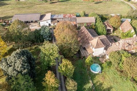 At the gates of Bergerac, on the heights, a wine property is put up for sale with all the equipment, including a house of 145m² and a gite of 70m² as well as 824m² of outbuildings such as a cellar, a barn, a cellar and a hangar. The 13 hectare vineya...