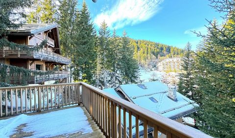 The location of this chalet on the slope of Folyères and a hundred meters from the center of La Tania is exceptional. With a living area of 210m2, it is completely renovated in 2023 with high-end services that make it a rare property on the market. T...