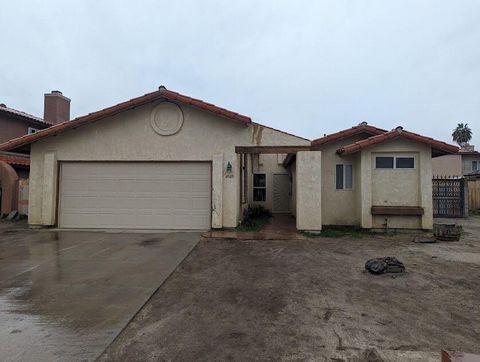 Probate Sale! 4 bedrooms & 2 Baths!! Here is an opportunity for a family to own their very first home. This four bedroom two bathroom is ideal for a family who is starting off or for an investor. Near schools and shopping. Make this home yours today!...
