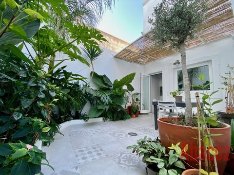 Bienvenue dans cette charmante maison de ville de 3 chambres à coucher, répartie sur trois étages et rénovée en 2023, située dans le centre historique d'Olhão. La propriété dispose d'un toit-terrasse , de 2 terrasses et d'un jardin patio. Vous aurez ...