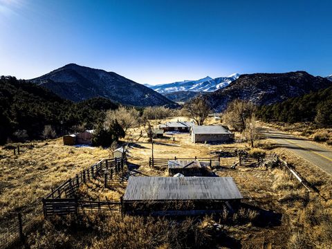 ***No HOA and NO Covanents!^^^ **Borders BLM** Welcome to your dream mountain retreat! This charming 1950s log cabin is now available for the first time ever. Featuring 2 bedrooms and 1 bath, this cozy cabin is perfect for those seeking a peaceful an...