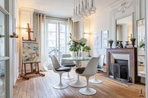 Indulge in the epitome of Parisian luxury with this meticulously curated apartment, adorned with opulent French designer furnishings. Nestled on the prestigious 5th floor with the convenience of an elevator, this lavish sanctuary boasts two grand liv...