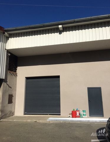 For sale very rare in the town of Montbeliard total area of 544 m2 composed of a business premises totally fenced and secured by an electric gate with 21 ares of land, including 1 large space for parking, the surface of the local is 165m2 with 130m2 ...