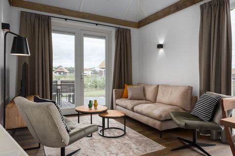 Ces luxueuses villas indépendantes de plain-pied et couvertes de chaume sont situées au Resort De Heihorsten, près du village de Someren sur la Somerense Heide. L'agréable ville d'Eindhoven se trouve à seulement 19 km. À l'intérieur, vous avez tout c...