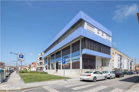 Autonomous fraction for offices with a privileged location. In the center of the city of Marinha Grande with excellent visibility. Several rooms with a total of 119 m2. Equipped with all infrastructures and ideal for the installation of offices of an...
