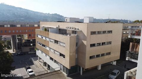 O apartamento T4 com terraço está localizado numa zona premium de Guimarães, oferecendo vistas desafogadas para o santuário da Penha e para a cidade. A cozinha é mobilada e equipada com eletrodomésticos novos, incluindo placa de indução, forno, exaus...