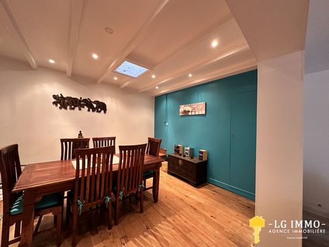 Ludovic GARÉCHÉ vous propose uniquement chez LG IMMO cette maison d'une surface habitable d'environ 110 m2, comprenant au rez-de-chaussée un salon de 26,60 m2 avec cheminée et insert, une salle à manger de 16,60 m2 avec un parquet en bois massif, une...