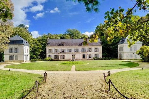 Château XVIIIe Sud Paris 150 km south of Paris, we are proud to present this castle rebuilt in the eighteenth century which has known many illustrious owners. The castle of 600 m², rectangular plan, is flanked by two Mansart style pavilions and sits ...