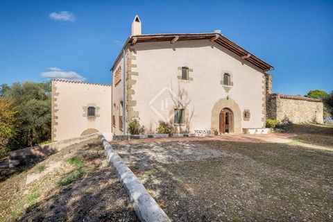 Lucas Fox presents one of the most outstanding properties in the Pla de l'Estany area, a magnificent rural stone country house from the 16th century restored with the highest quality finishes. It is currently used as a charming rural hotel. The prope...