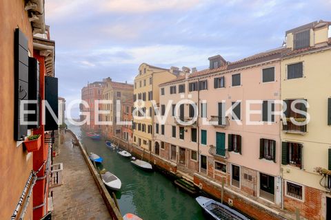 Nestled in the beating heart of Venice, in an enviable location close to the Accademia, immersed in the artistic atmosphere surrounding the Guggenheim museum and a stone's throw from the famous Zattere promenade, this flat in San Vio is a hidden trea...