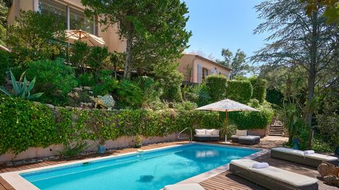 Nestled in a lush setting, out of sight, in a sought-after and peaceful estate, this charming Provencal property, fully-renovated, offers spectacular views of the Esterel mountains, on a plot with several levels. It is situated just 2 km from the vil...