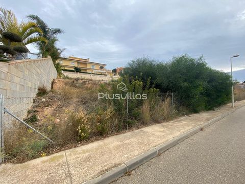 Plot of 862 m2 situated close to the centre of Calpe, schools, supermarkets and restaurants. It is sold with the project and licence APPROVED. Contact us for more information. PlusVillas is a reference in the real estate sector in Calpe, with 50 year...