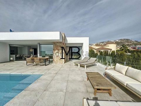 Discover this impeccable contemporary style villa with sea views, now available in the prestigious Magnolias residential area of the incomparable Cumbre del Sol residential development, located between Jávea and Moraira, in the charming municipality ...