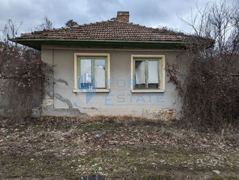 Top Estate Real Estate offers you a one-storey house with a garage and a well in the village of Sushitsa, Strazhitsa municipality, Veliko Tarnovo region. The offered property is located near the center of the village on a gravel street. The house is ...