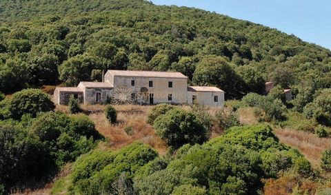 AGGIUS (SS) (AGS-STAZZO-TIR code) We offer for sale a farmhouse with land. DIMENSIONS OF THE PROPERTIES Mixed forest land approximately 110 hectares (1,097,082 m2) Residential building of approximately 350 m2 on two floors, stable of approximately 11...