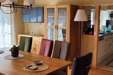 The holiday home has 3 bedrooms (1 double bed on the ground floor/upper floor, 2 single beds on the upper floor), 2 bathrooms with walk-in showers (ground floor/upper floor), a modern kitchen with a large dining room, and the typical log room as a li...