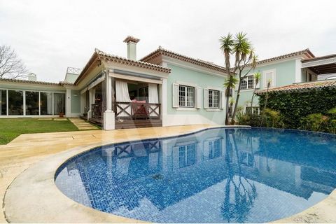 Spectacular villa, with a covered area of 398 m2 inserted in a plot of 1534 m2. For those looking for a luxury villa, with high quality finishes and good taste in one of the most noble and exclusive areas of the Cascais, Estoril and Sintra triangle, ...