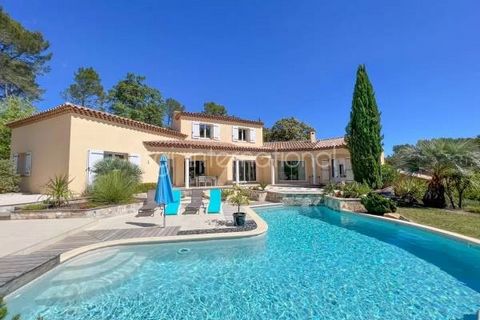 Located just a few minutes from the village of Flassans-sur-Issole, in total calm in a green environment, this beautiful villa of 275m2 benefits from great amenities. Built on 3,000m2 flat wooded grounds with a heated free-form swimming pool, this vi...