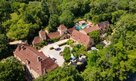 17th / 18th Century hamlet or domain in a wonderful, rural setting in the Dordogne Valley. The estate comprises an exceptional Chartreuse in the purest style of the XVII & XVIII century with 3 further residential houses, several stone outbuildings in...