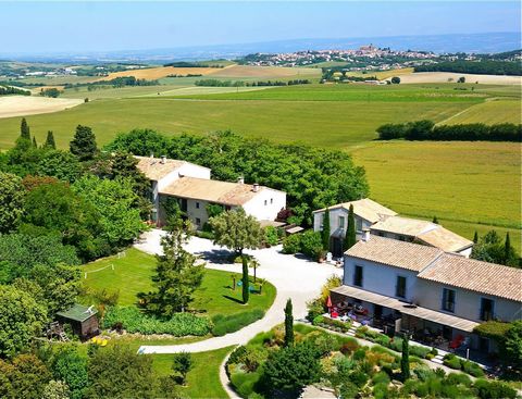 Discover this historic fully renovated domaine that truly offers the best of Southern French life! Situated in a privileged elevated position surrounded by private land, gardens and neighbouring vineyards, this fabulous property has 360 degree views,...