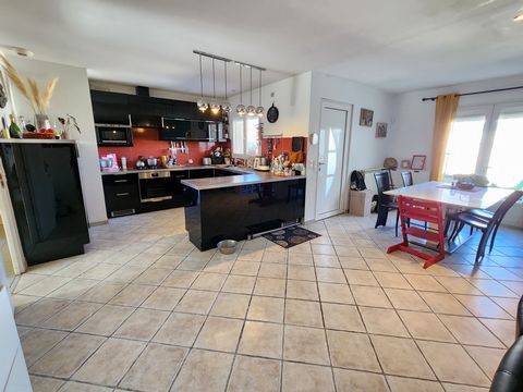 Located in La Plagette, this single storey house of 131 m2 will seduce you with its volumes, its functional layout. Bright and pleasant, it consists of a kitchen open to a large living room, 4 bedrooms including a master suite, a bathroom and a separ...