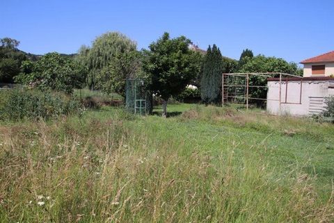 New for sale. Beautiful flat land of 840m2 quiet, located near the village center with schools and shops (Pharmacy, Hairdressers, Dentist, Beautician, Osteopath, Intermarché, Real Estate Agency, Nursery, Medical Practice, Restaurants ,...). This SUPE...