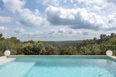 In Tourrettes-sur-Loup, in a residential area just minutes from the village, this superb contemporary home which was completed in 2022 offers charm and an idyllic atmosphere. Boasting breathtaking views of the surrounding hills, this property built o...