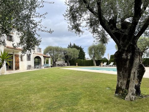 EN EXCLUSIVITE ! Secteur « La Sirole », cette grande villa familiale (245 m2), 7 pièces, de style hacienda, est implantée sur un terrain entièrement exploitable de 2230 m2, agrémenté d’une belle piscine, de divers végétaux et d’une trentaine d’olivie...