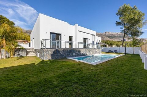 New villa for sale with an area of 198 m2 in the town of Altea. The property was built in 2021. The house has three bedrooms, two bathrooms, a guest toilet, a separate kitchen, a living room with a fireplace, a dressing room. Also from the hallway yo...