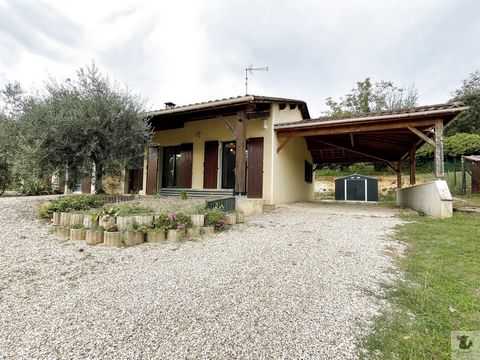 Beautiful single storey of 109m2 and very well arranged, recently renovated located 5 minutes from Bergerac on a wooded park of 2,732 m2 of which part is still buildable. House composed of an entrance hall with a beautiful living room of 45 m2 with w...