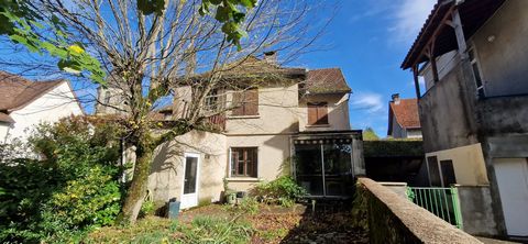 This village house of about 117m2 on 2 levels to renovate, built on a plot of land of about 218m2. On the 1st level, it consists of a living room with a fireplace, a veranda, a separate kitchen, a toilet and a boiler room. Upstairs you will find thre...