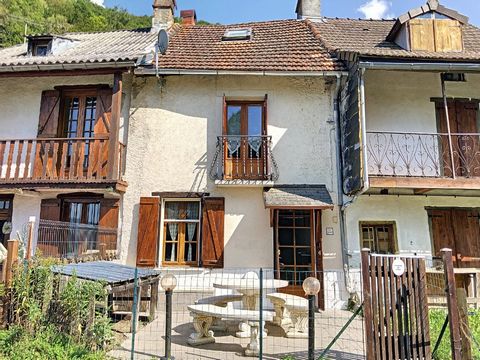 To be discovered without delay, in a small village on the heights of Massat, freshly renovated village house. All you have to do is put your bags down. Ideal for year-round living or as a second home for nature lovers. In front of the house, a terrac...