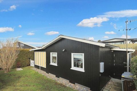 Bei Karrebæksminde/Vesterhave finden Sie dieses 2023 renovierte Ferienhaus. Das Haus ist mit Charme eingerichtet und bietet eine offene Küche und ein Wohnzimmer mit einer doppelten Schlafcouch. Im Wohnzimmer gibt es auch einen Fernseher für eigene St...