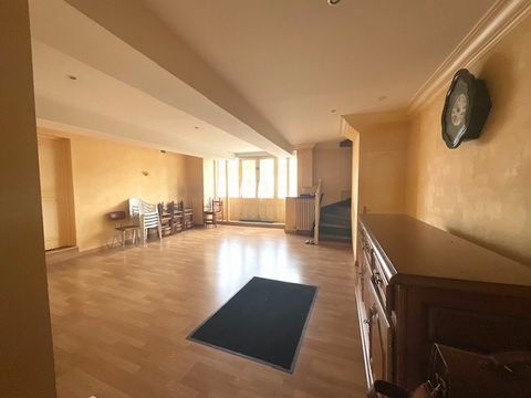 In Vitré, in the heart of town with a view of the castle a few steps from the train station! Townhouse, in a rather quiet street with parking around, ideal for investor or home! The property is composed on the ground floor of the independent entrance...