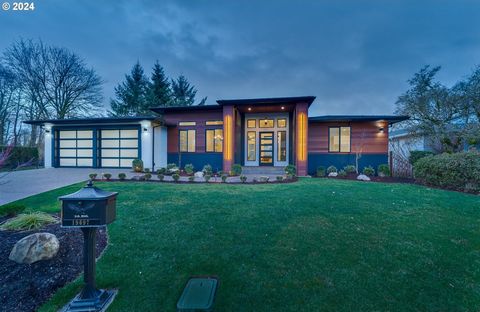 Step in to modern luxury overlooking the Willamette River. Enjoy unparalleled views of the Willamette River. Relax each evening with the: home, deck and yard all having beautiful western facing sunsets. From floor to ceiling, every inch of this home ...