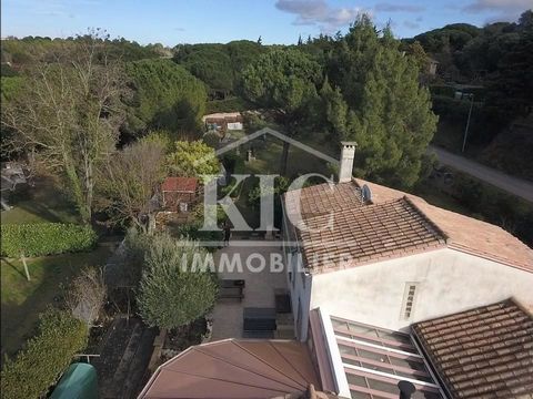Ref 12467 AT - Privileged area NEAR CARCASSONNE - Large family house of 188 m2 nestled in a green setting of 1610 m2 not overlooked and with swimming pool - Spacious kitchen, living room/veranda of 42 m2, living space, 5 bedrooms including 1 master s...