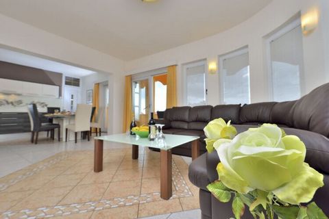 Spacious villa with high-quality furnishings, external stairs, large terraces with panoramic views of the city of Zadar and the sea. Young and old feel at home here. You can prepare delicious grilled specialties for your family in the well-kept and f...